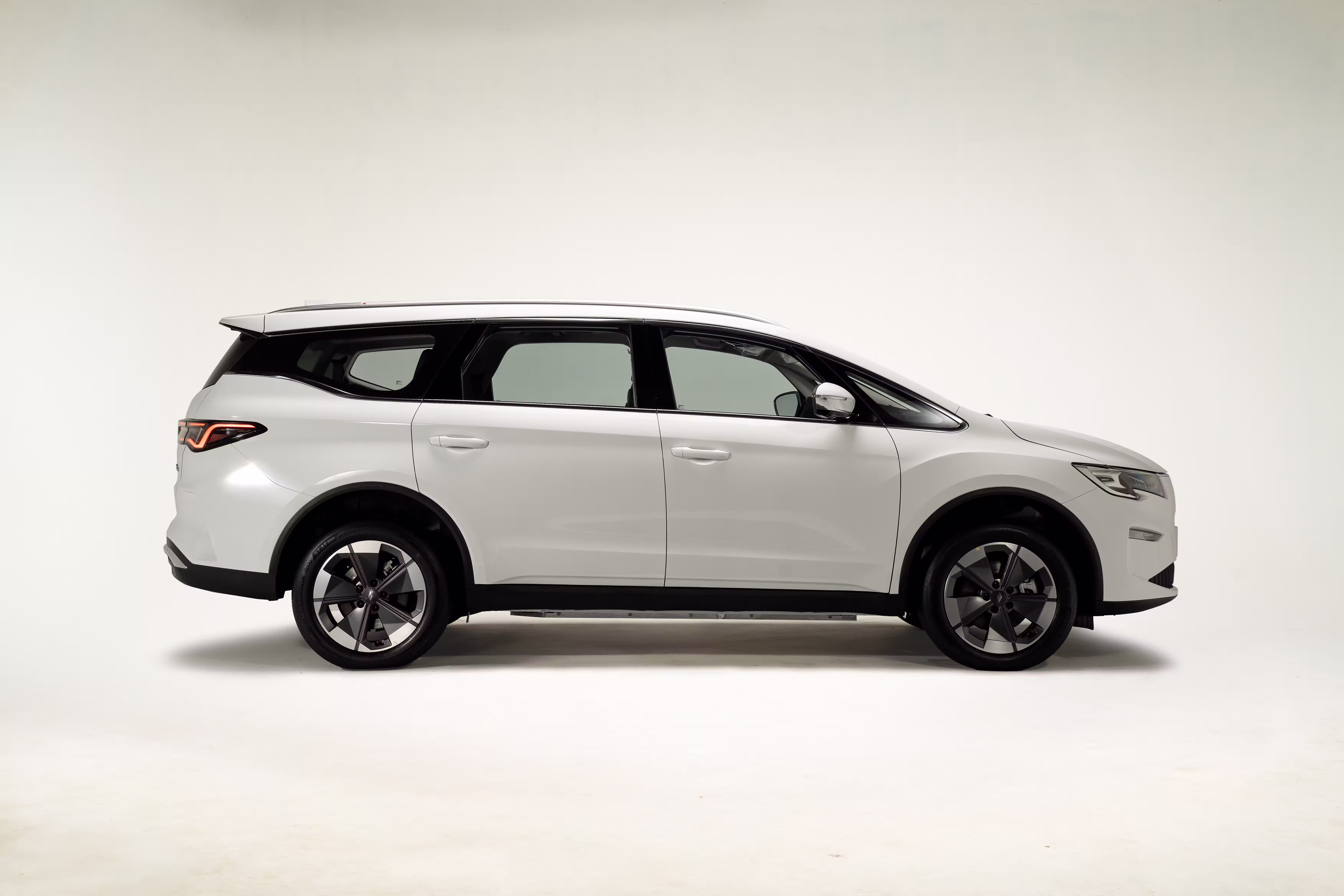 Aletra L8 EV — tampak samping